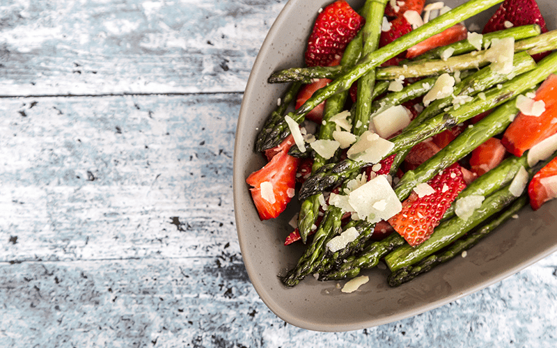 Rețetă salată de sparanghel, căpșune și parmezan