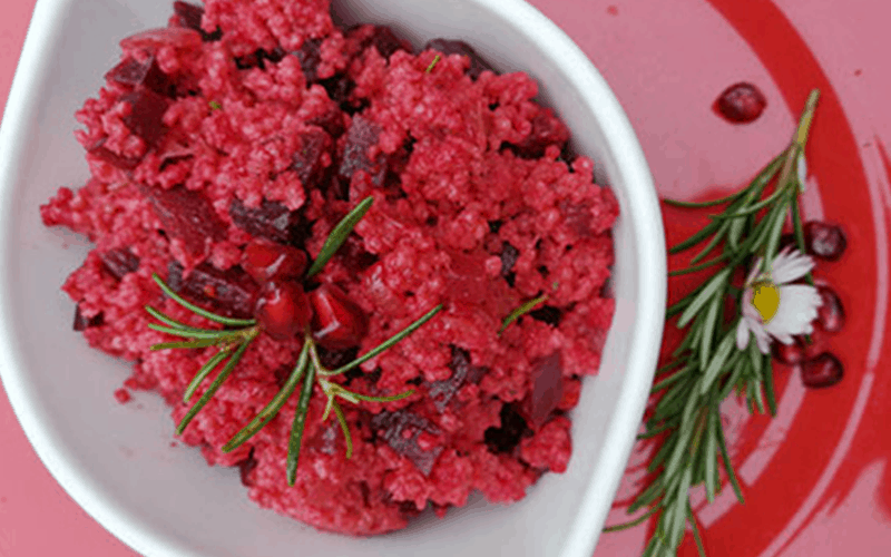 Rețete fără gluten: Mei cu sfeclă, brânză și rodie